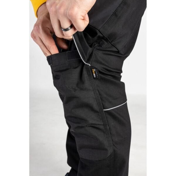 Calça com Bolsos Stretch Preta - Imagem 17